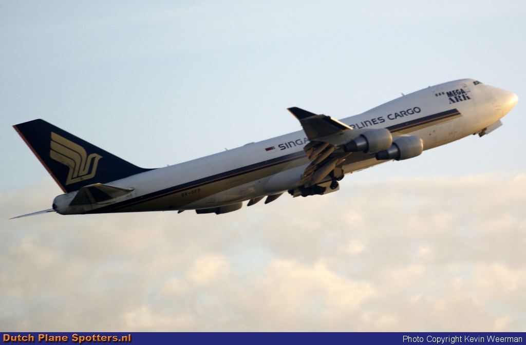 9V-SFP Boeing 747-400 Singapore Airlines Cargo by Kevin Weerman