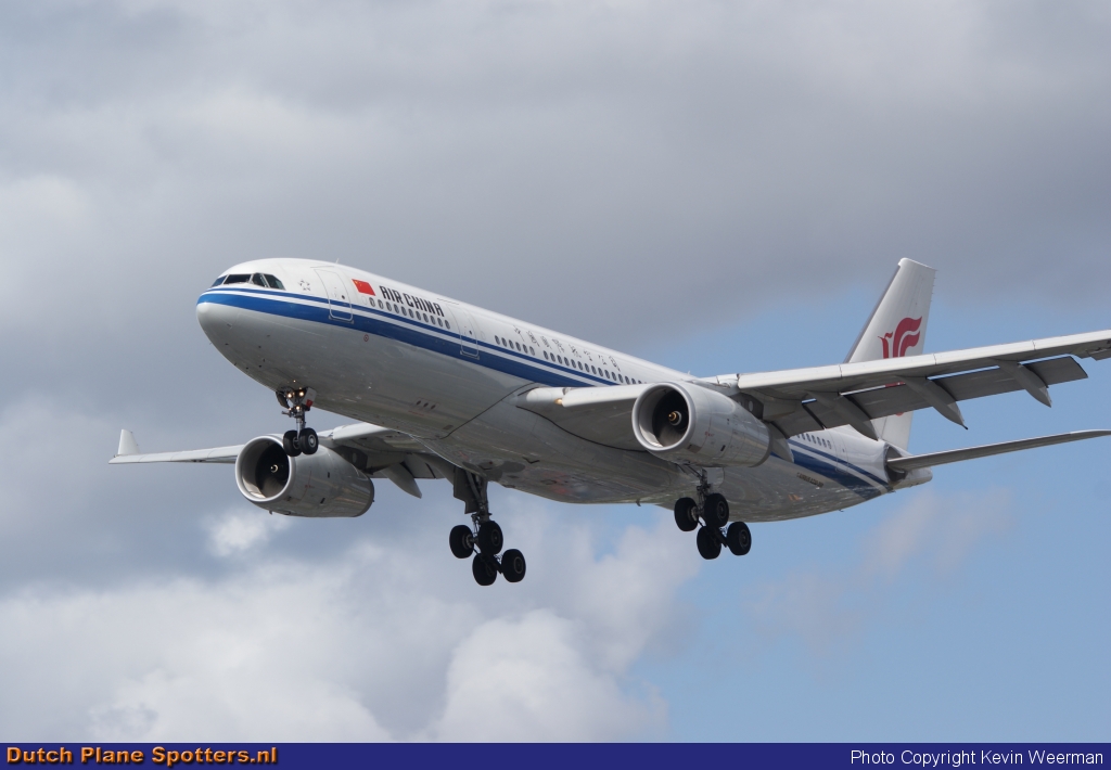 B-6090 Airbus A330-200 Air China by Kevin Weerman