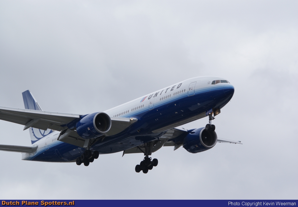 N794UA Boeing 777-200 United Airlines by Kevin Weerman