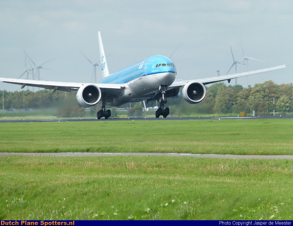  Boeing 777-200 KLM Royal Dutch Airlines by Jasper de Meester