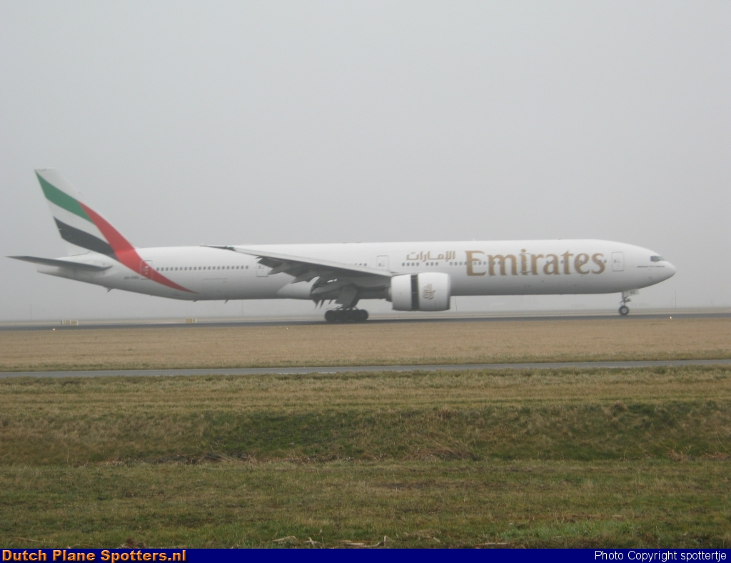  Boeing 777-300 Emirates by spottertje