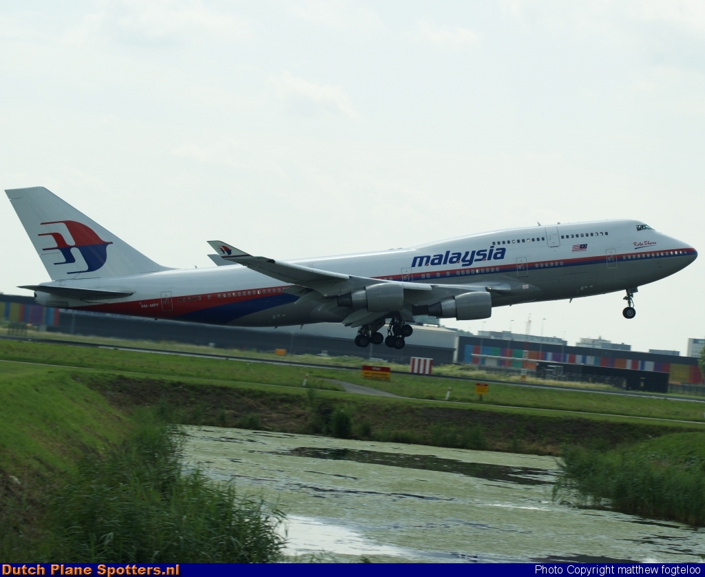 9M-MPF Boeing 747-400 Malaysia Airlines by matthew fogteloo
