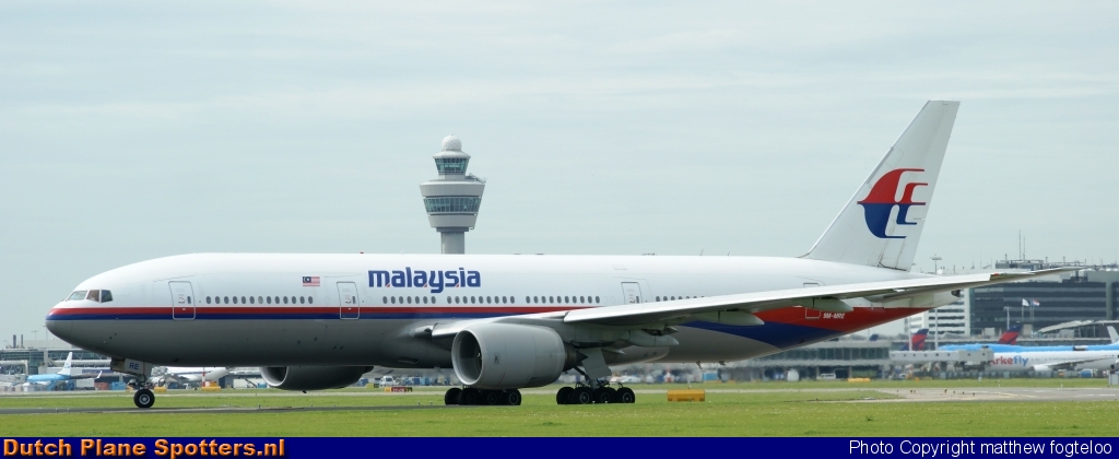9M-MRE Boeing 777-200 Malaysia Airlines by matthew fogteloo