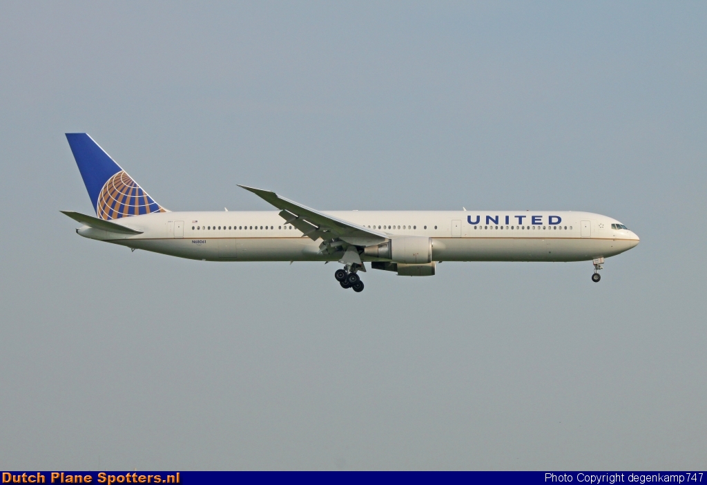 N68061 Boeing 767-400 United Airlines by Herman Degenkamp