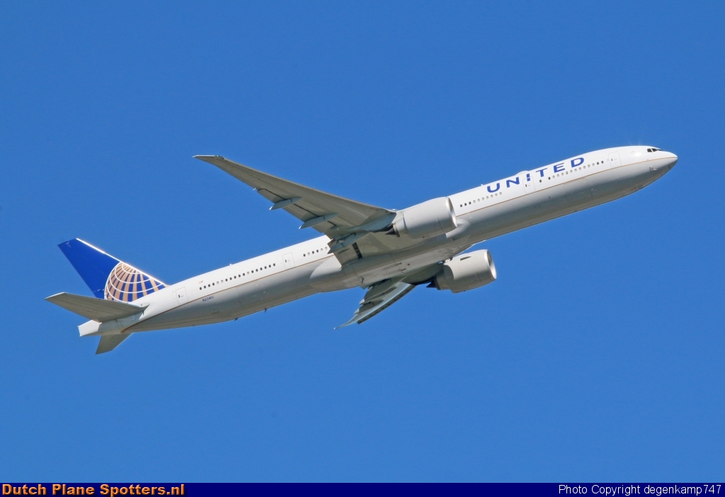 N234IU Boeing 777-300 United Airlines by Herman Degenkamp