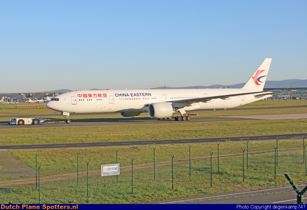B-7368 Boeing 777-300 China Eastern Airlines by Herman Degenkamp
