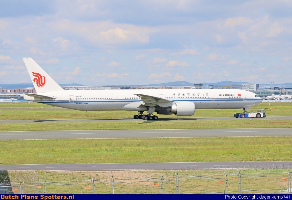 B-2031 Boeing 777-300 Air China by Herman Degenkamp