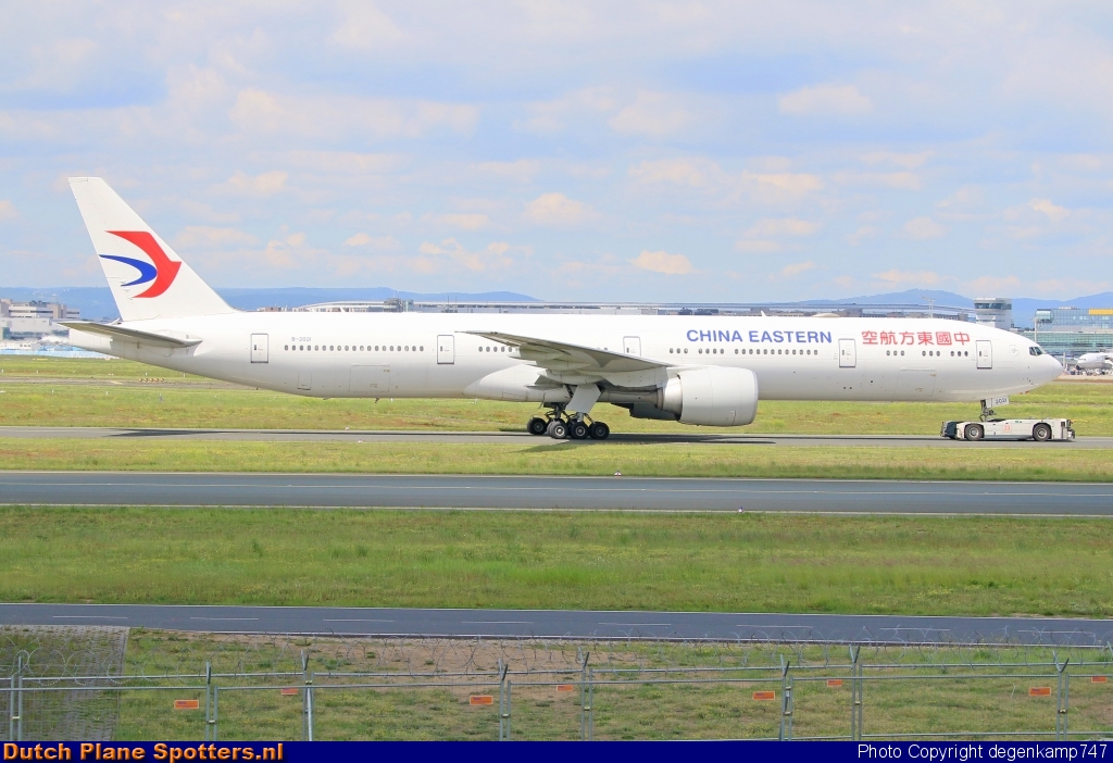 B-2021 Boeing 777-300 China Eastern Airlines by Herman Degenkamp
