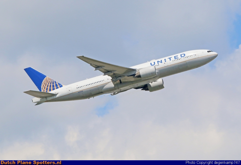 N209UA Boeing 777-200 United Airlines by Herman Degenkamp