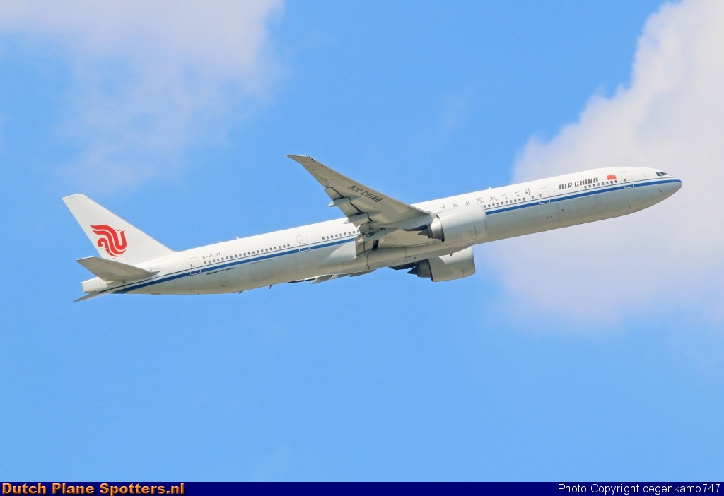 B-2031 Boeing 777-300 Air China by Herman Degenkamp