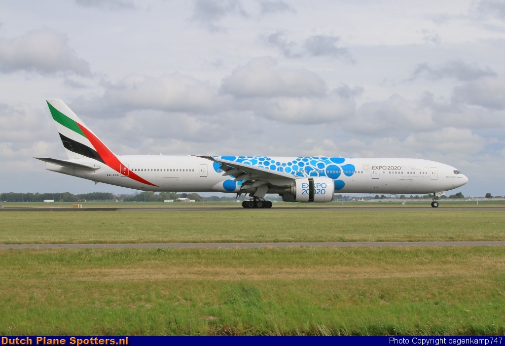 A6-ECC Boeing 777-300 Emirates by Herman Degenkamp