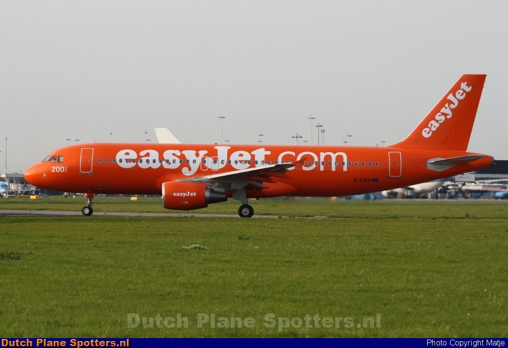 G-EZUI Airbus A320 easyJet by Matje