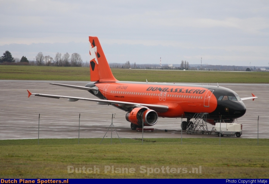 UR-DAB Airbus A320 Donbassaero Airlines by Matje