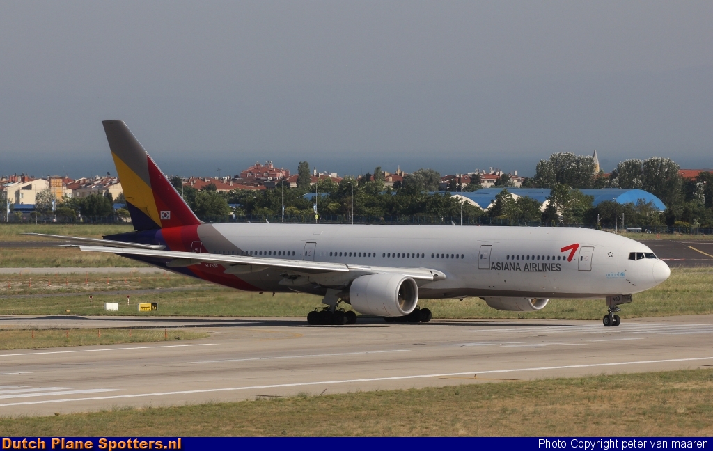 HL7500 Boeing 777-200 Asiana Airlines by peter van maaren
