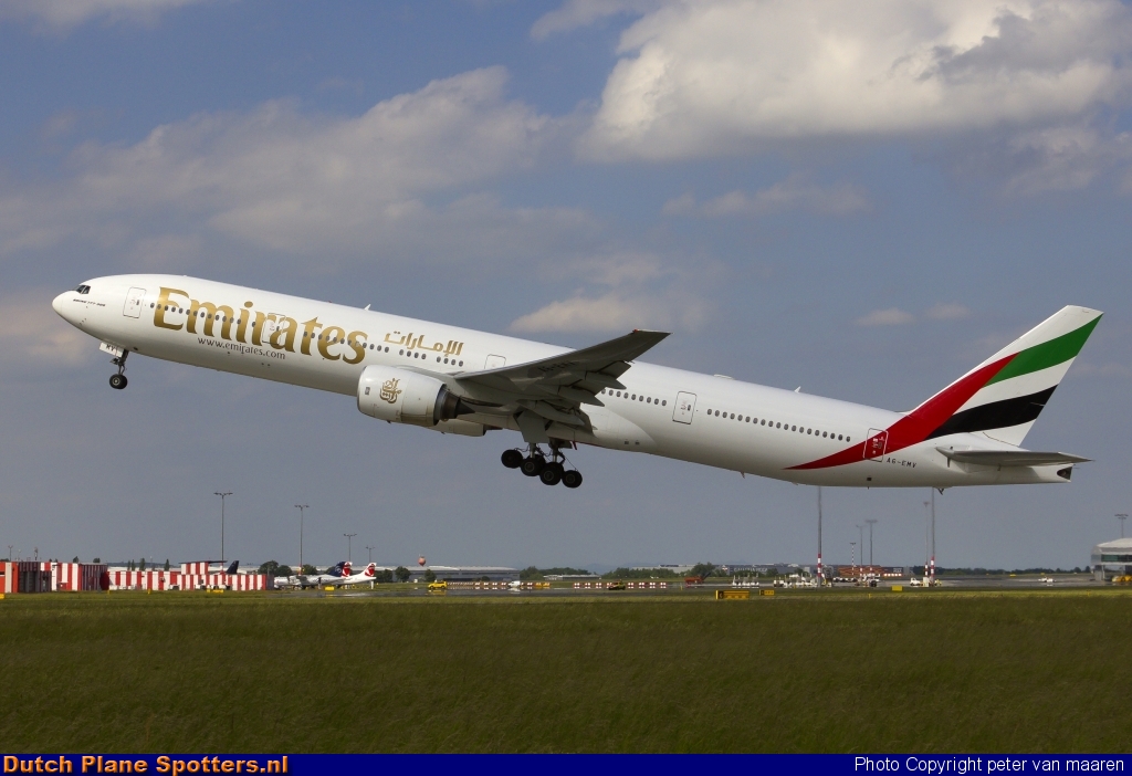 A6-EMV Boeing 777-300 Emirates by peter van maaren