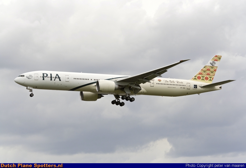 AP-BID Boeing 777-300 PIA Pakistan International Airlines by peter van maaren