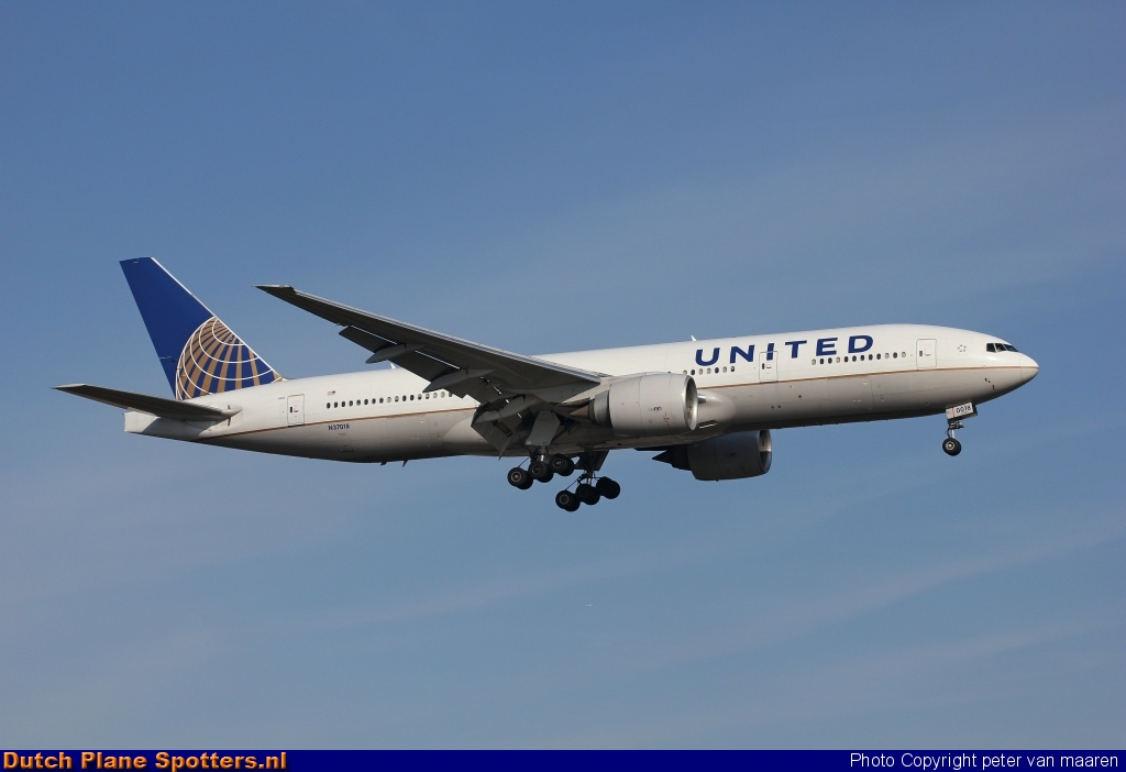 N37018 Boeing 777-200 United Airlines by peter van maaren