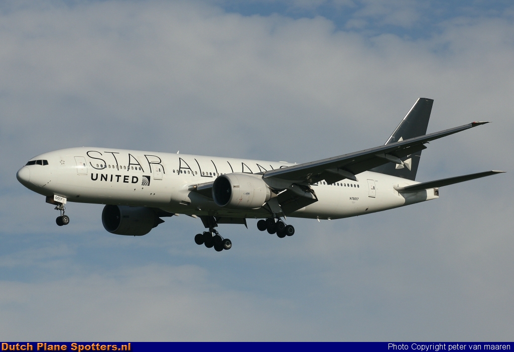 N78017 Boeing 777-200 United Airlines by peter van maaren