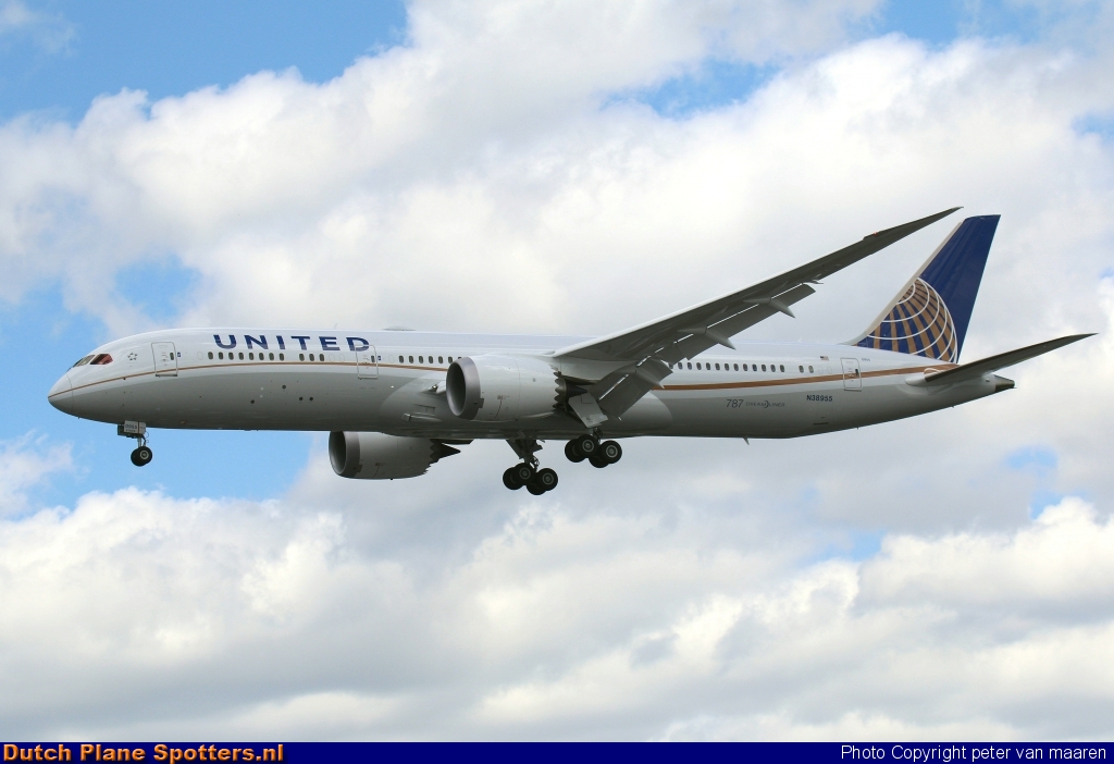 N38955 Boeing 787-9 Dreamliner United Airlines by peter van maaren