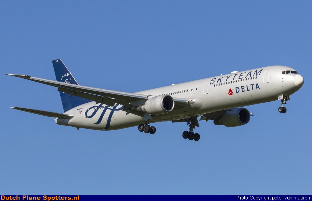 N844MH Boeing 767-400 Delta Airlines by peter van maaren