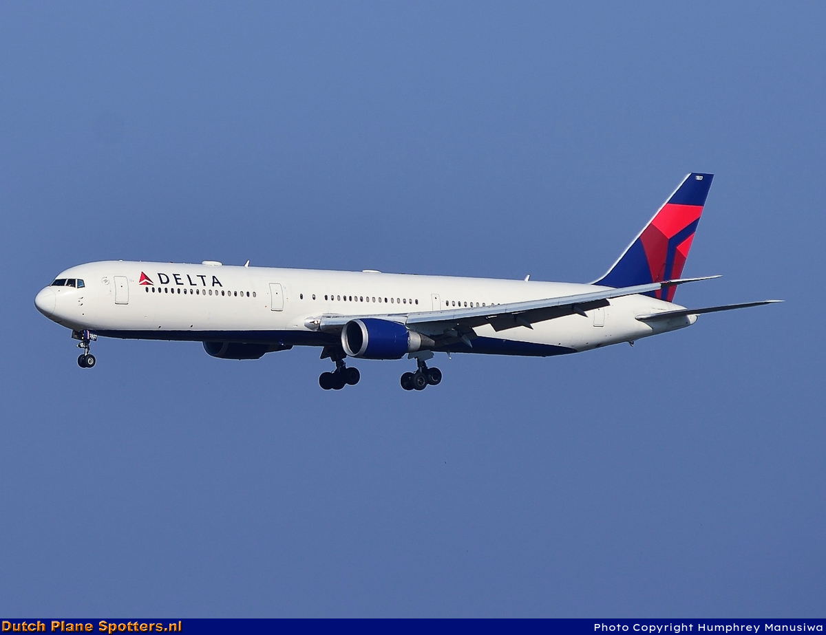 N831MH Boeing 767-400 Delta Airlines by Humphrey Manusiwa