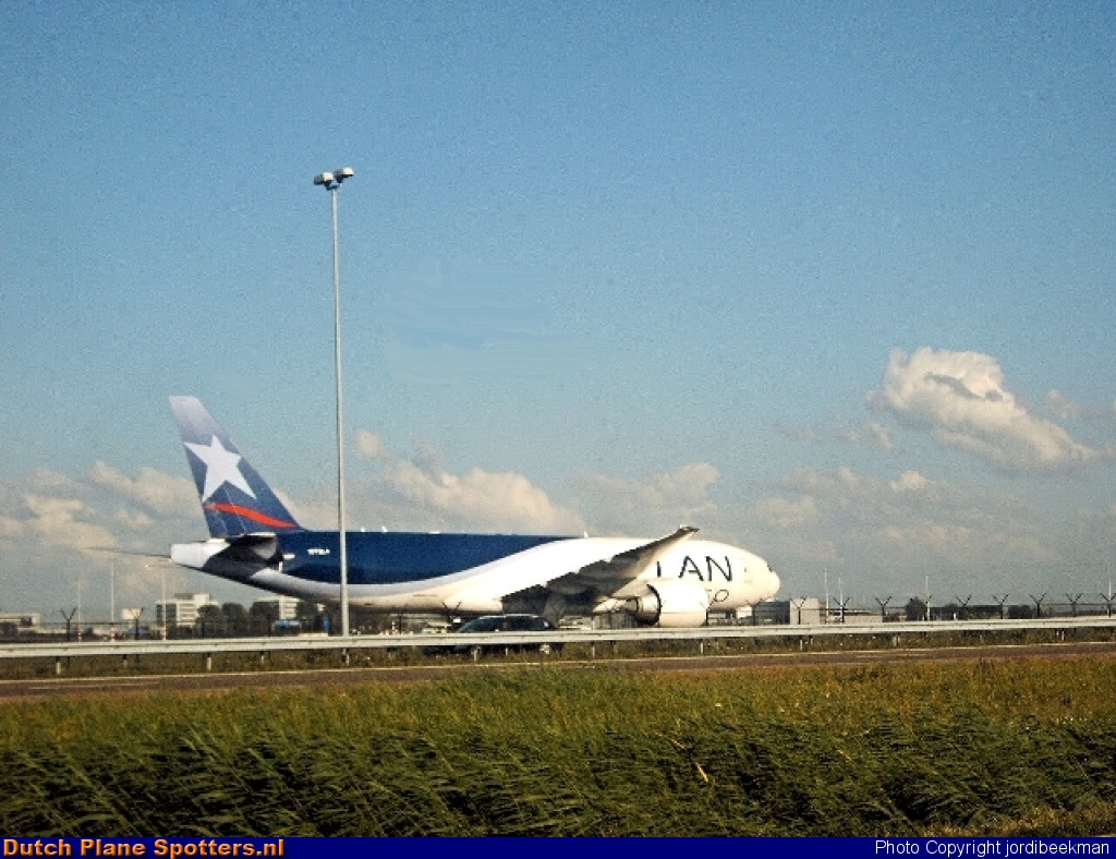  Boeing 777-200 LAN Cargo by jordibeekman