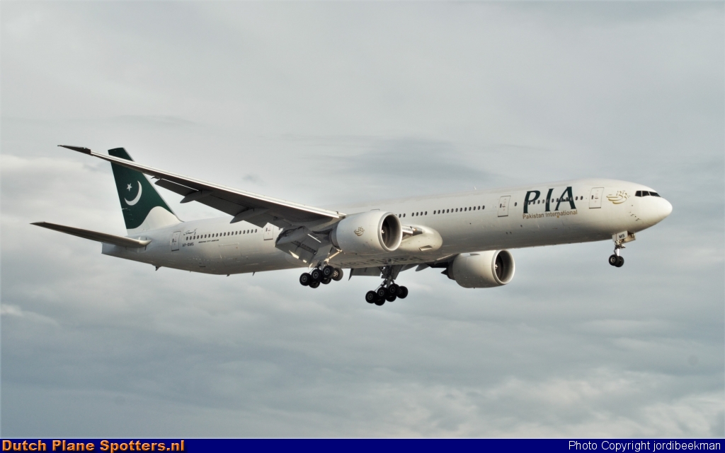 AP-BMS Boeing 777-300 PIA Pakistan International Airlines by jordibeekman