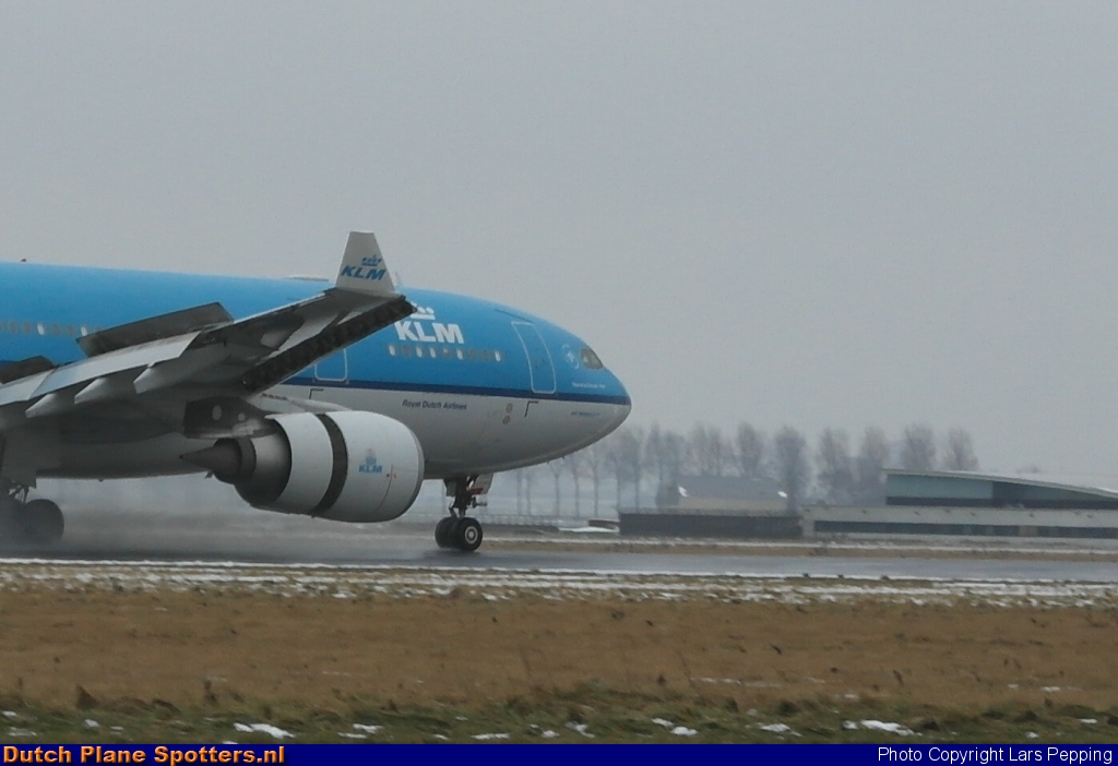 PH-AOC Airbus A330-200 KLM Royal Dutch Airlines by Lars Pepping