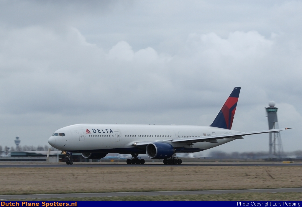 N867DA Boeing 777-200 Delta Airlines by Lars Pepping