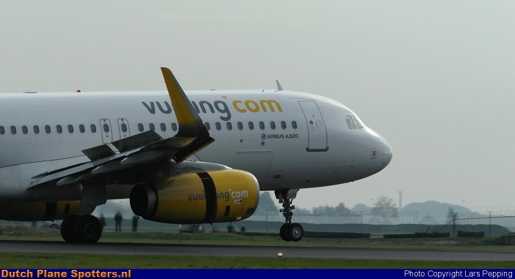 EC-LUO Airbus A320 Vueling.com by Lars Pepping