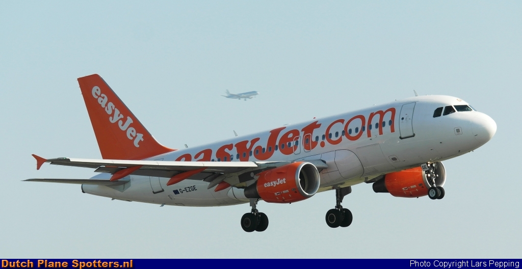 G-EZGE Airbus A319 easyJet by Lars Pepping