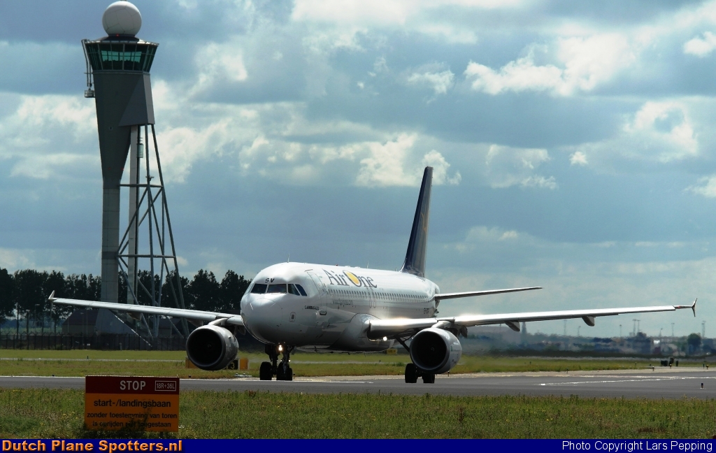 EI-DSY Airbus A320 Air One by Lars Pepping