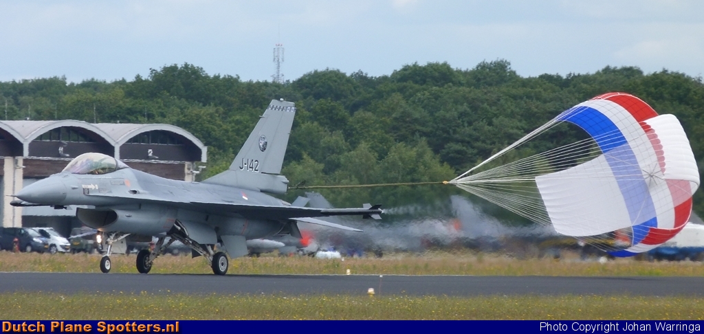 J-142 General Dynamics F-16 Fighting Falcon MIL - Dutch Royal Air Force by Johan Warringa