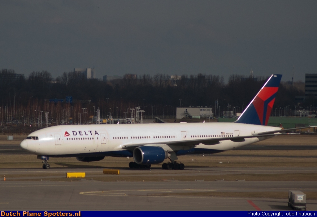 N865DA Boeing 777-200 Delta Airlines by Robert hubach