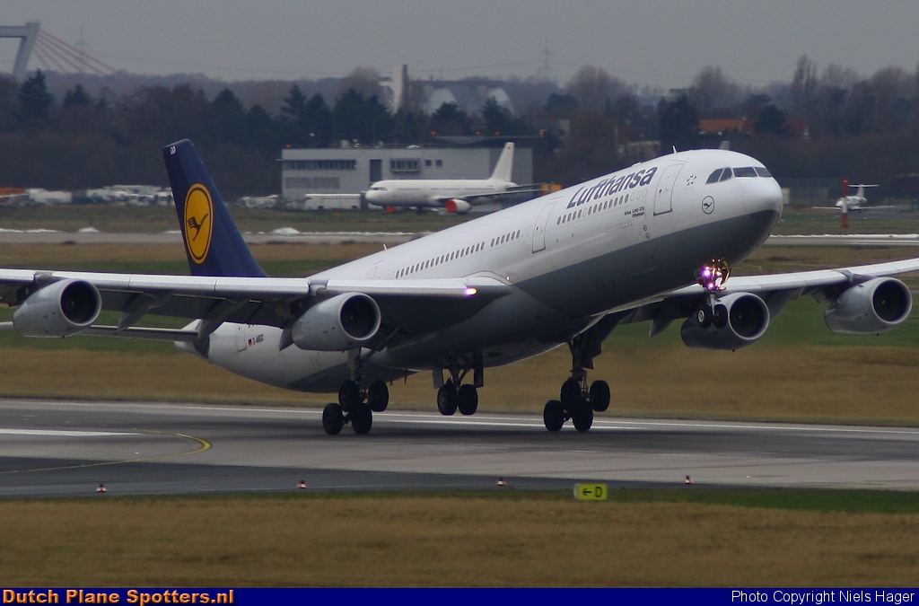 D-AIGO Airbus A340-300 Lufthansa by Niels Hager