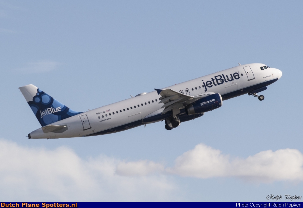 N571JB Airbus A320 jetBlue Airways by Ralph Popken