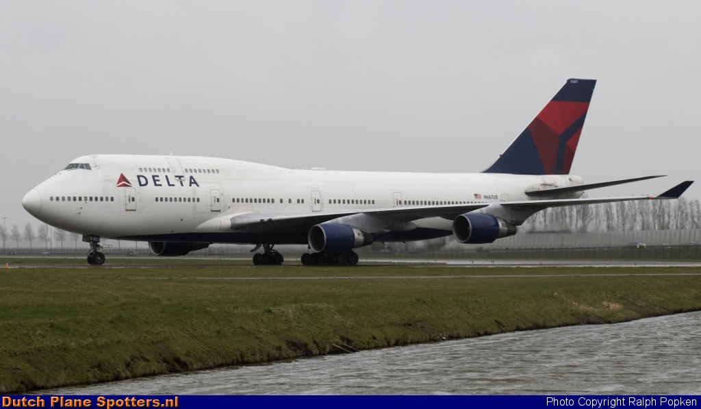 N667US Boeing 747-400 Delta Airlines by Ralph Popken