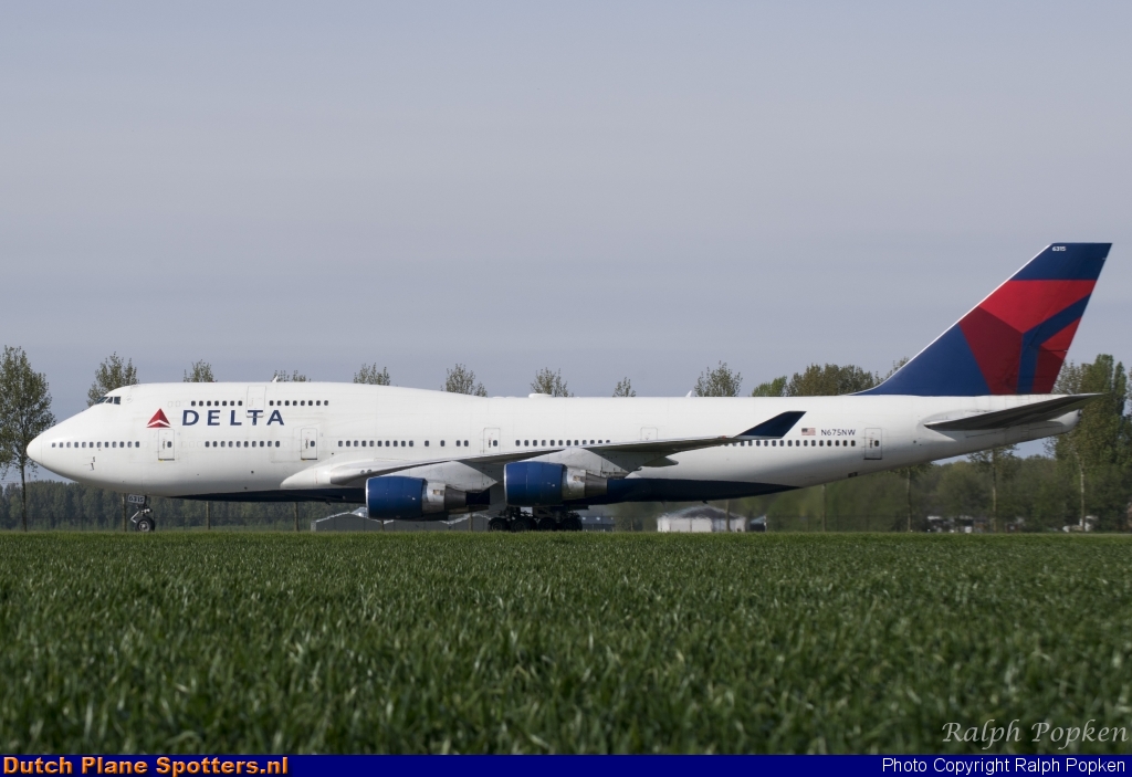 N675US Boeing 747-400 Delta Airlines by Ralph Popken