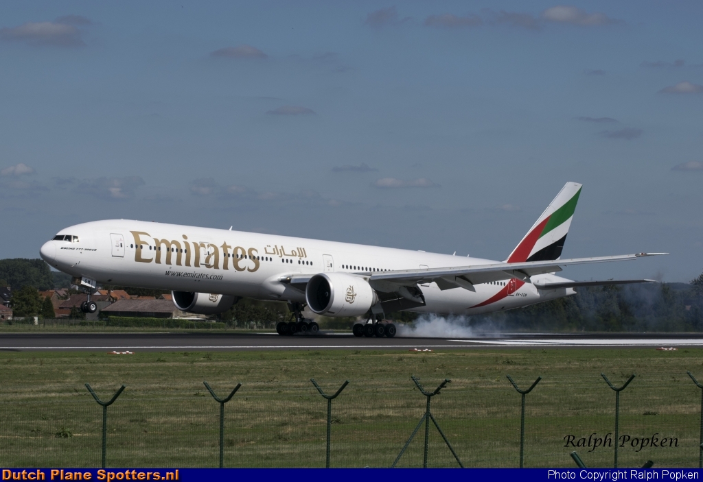 A6-EGM Boeing 777-300 Emirates by Ralph Popken
