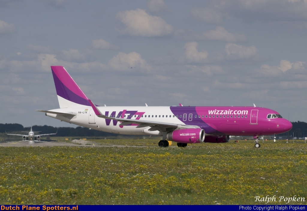 HA-LYK Airbus A320 Wizz Air by Ralph Popken