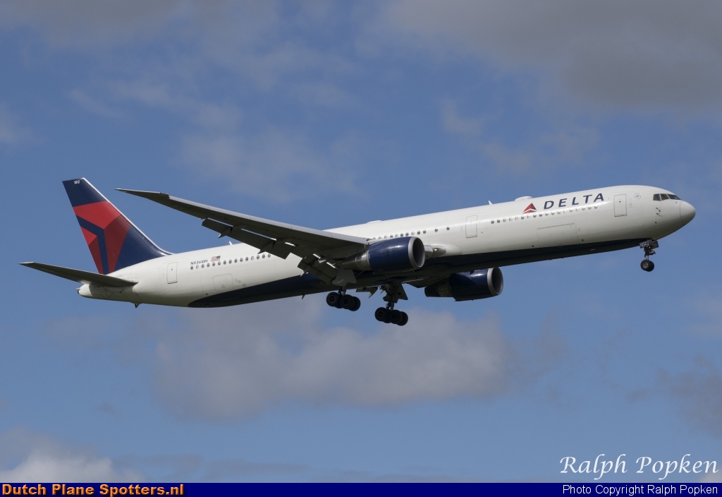 N836MH Boeing 767-400 Delta Airlines by Ralph Popken