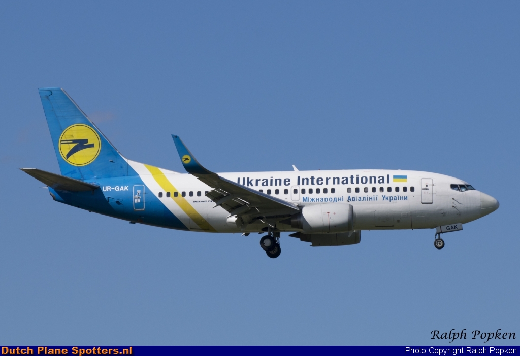 UR-GAK Boeing 737-500 Ukraine International Airlines by Ralph Popken