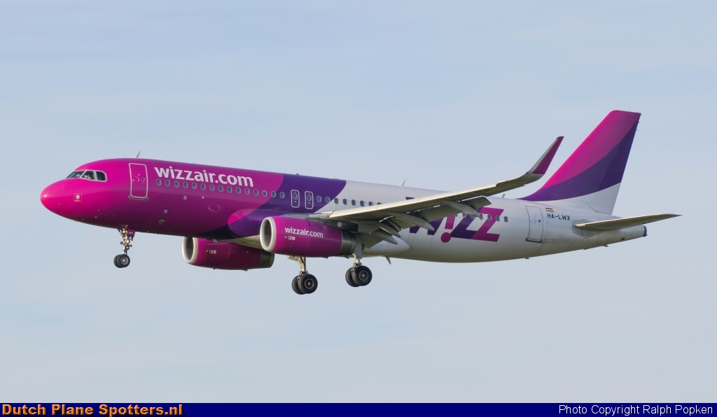 HA-LWX Airbus A320 Wizz Air by Ralph Popken