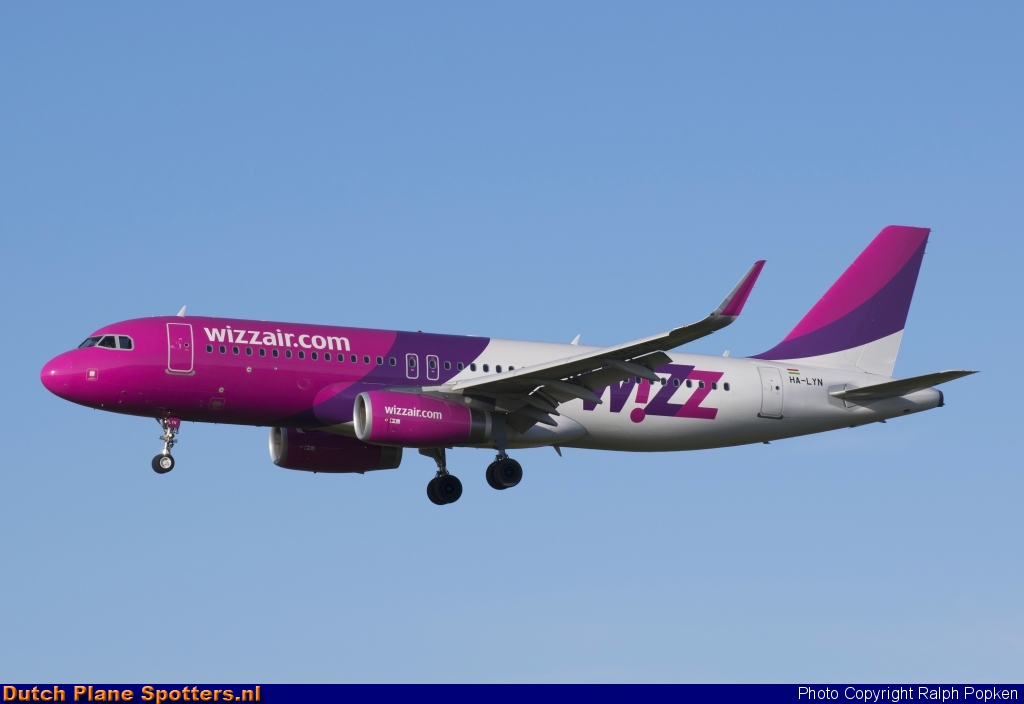 HA-LYN Airbus A320 Wizz Air by Ralph Popken