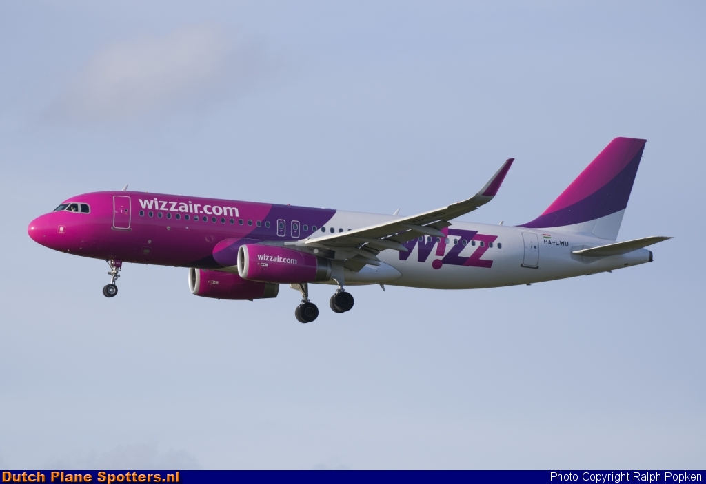 HA-LWU Airbus A320 Wizz Air by Ralph Popken