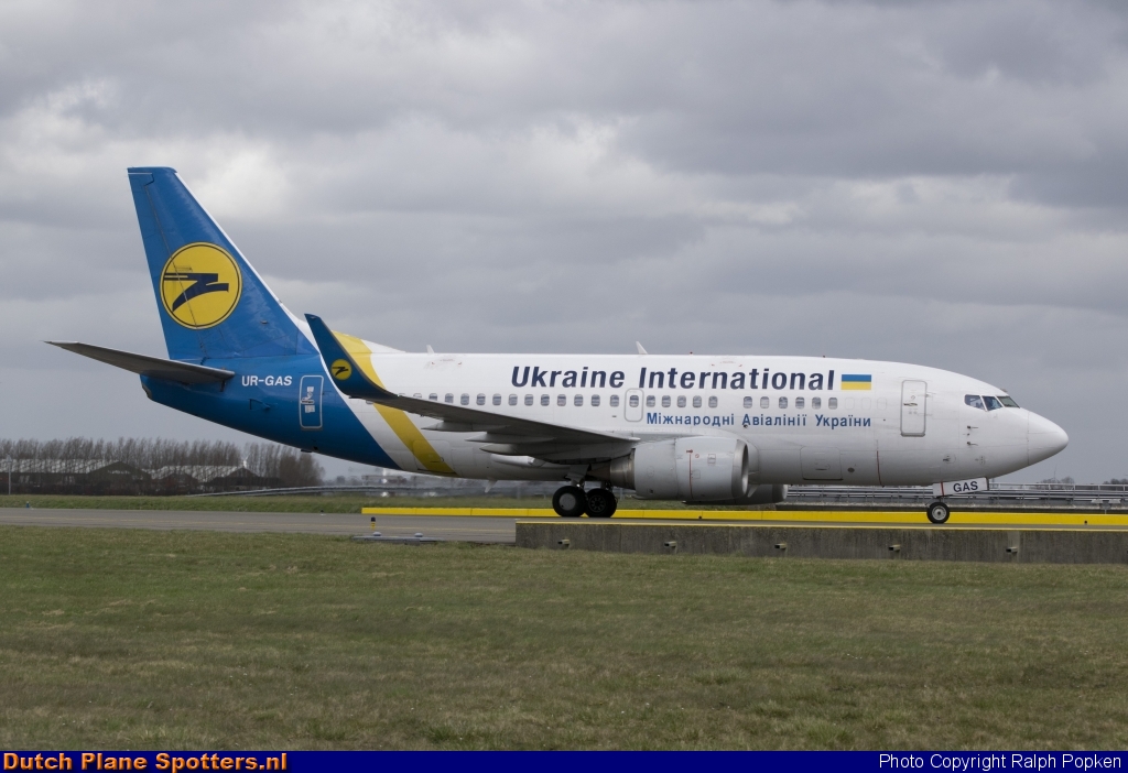 UR-GAS Boeing 737-500 Ukraine International Airlines by Ralph Popken