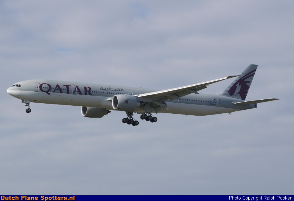 A7-BAT Boeing 777-300 Qatar Airways by Ralph Popken