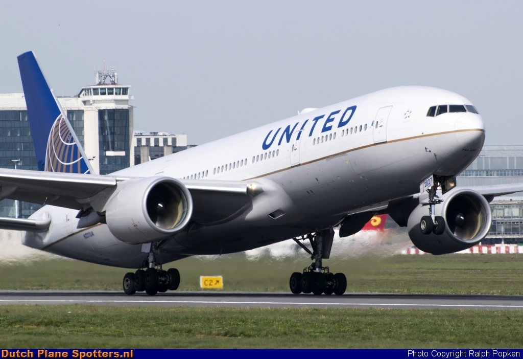 N217UA Boeing 777-200 United Airlines by Ralph Popken