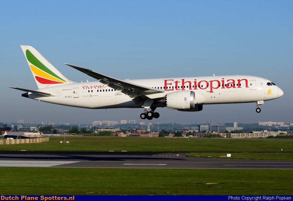 ET-ATJ Boeing 787-8 Dreamliner Ethiopian Airlines by Ralph Popken