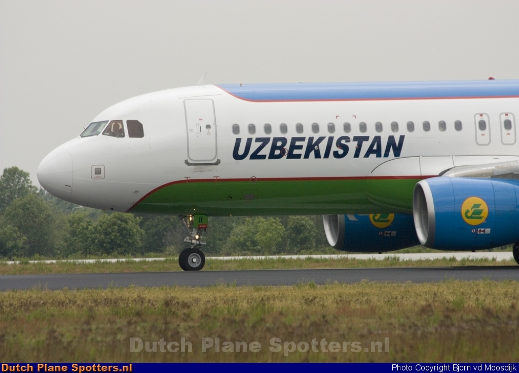 UK-32011 Airbus A320 Uzbekistan Airways by Bjorn vd Moosdijk